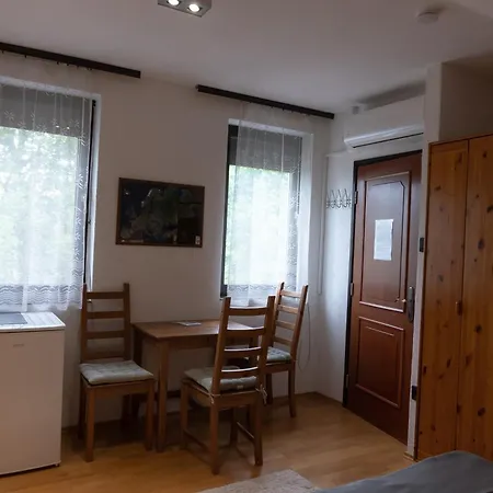 Rent A Scooter Vendeghaz 民宿