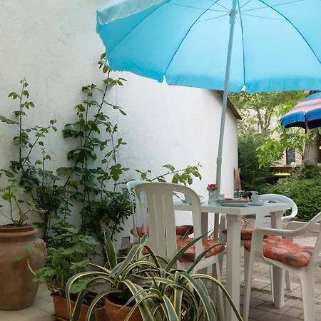 民宿 Rent A Scooter Vendeghaz *